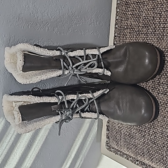 Time and True women's winter boots with hidden heel size 8. - Picture 3 of 3